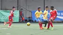 Para pemain U-11 berebut bola dalam Liga Bola Indonesia di Sabnani Park, Tangerang Selatan, Minggu (16/10/2016). (Liga Bola Indonesia)