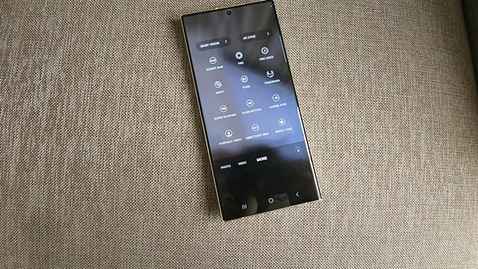<p>Dirilis dengan One UI 5.1, Samsung Galaxy S23 Ultra 5G dilengkapi dengan fitur pendukung foto Expert RAW. Pengguna juga bisa bereksperimen menggunakan mode foto Astrophoto untuk mengabadikan langit penuh bintang. (/ Agustin Setyo W). </p>