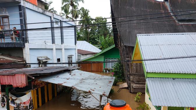 Banjir melanda Kota Solok pada akibat hujan yang mengguyur sejak Senin (11/1/2021). (Liputan6.com/ Novia Harlina)