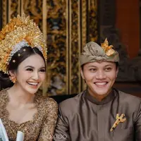 Rizky Febian Kenakan Beskap saat Prosesi Ngidih dan Mepampit Jelang Pernikahan Bersama Mahalini. [@axioo/@emanuel_ak]