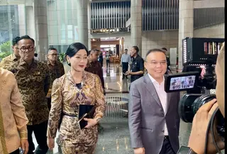 Kedatangan Dasco memantau IHSG disambut oleh CEO Danantara Rosan Roeslani, Ketua Dewan Komisioner Otoritas Jasa Keuangan Friderica Widyasari Dewi, serta Kepala BP BUMN Dony Oskaria. (Liputan6.com/Delvira Hutabarat)