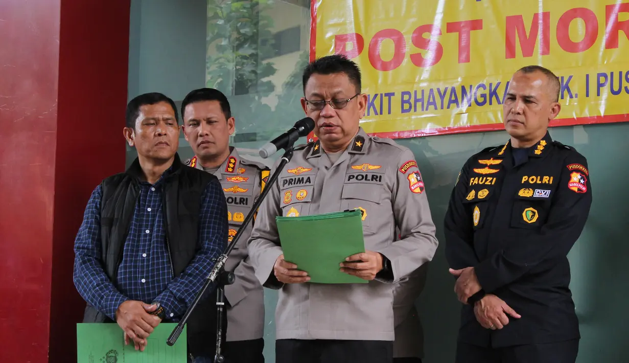 Penyerahan jenazah korban tewas yang teridentifikasi dipimpin langsung Kepala Rumah Sakit Polri Kramat Jati, Brigjen Pol Prima Heru Yulihartono. Tampak dalam foto, Kepala Rumah Sakit Polri Kramat Jati, Brigjen Pol Prima Heru Yulihartono saat membacakan nama-nama korban kebakaran Gedung Terra Drone yang sudah terindentifikasi di Rumah Sakit Bhayangkara R. Said Sukanto atau RS Polri Kramat Jati, Jakarta, Rabu (10/12/2025). (merdeka.com/magang/Rendi Saputra)