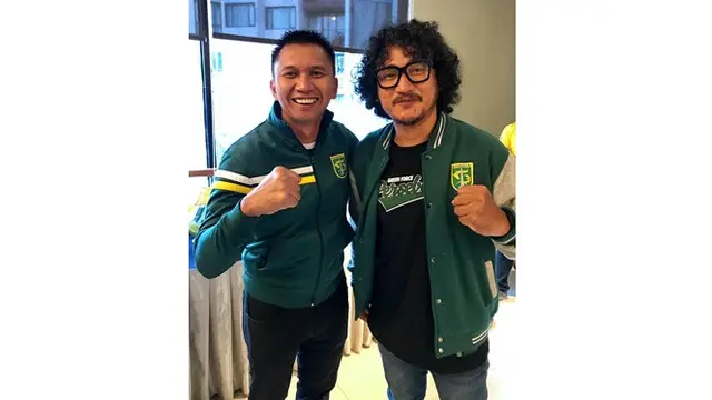 6 Gaya Isa Bajaj Mendukung Persebaya, Bukti Fans Fanatik
