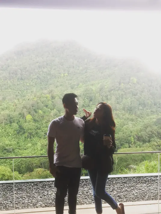 Tanpa kehadiran sang ibu, pernikahan Eza dan Meiza tetap dihadiri ayahanda Eza yang juga berperan sebagai saksi pernikahan. Kabar pernikahan mereka juga diketahui dari unggahan di akun gossip di Instagram. (Instagram/ma_coritha)