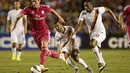 Gelandang Real Madrid, Gareth Bale (kiri), berhasil melewati hadangan dua pemain AS Roma saat berlaga di International Champions Cup 2014 di Stadion Cotton Bowl, Dallas, (29/7/2014). (REUTERS/Kevin Jairaj-USA TODAY Sports)