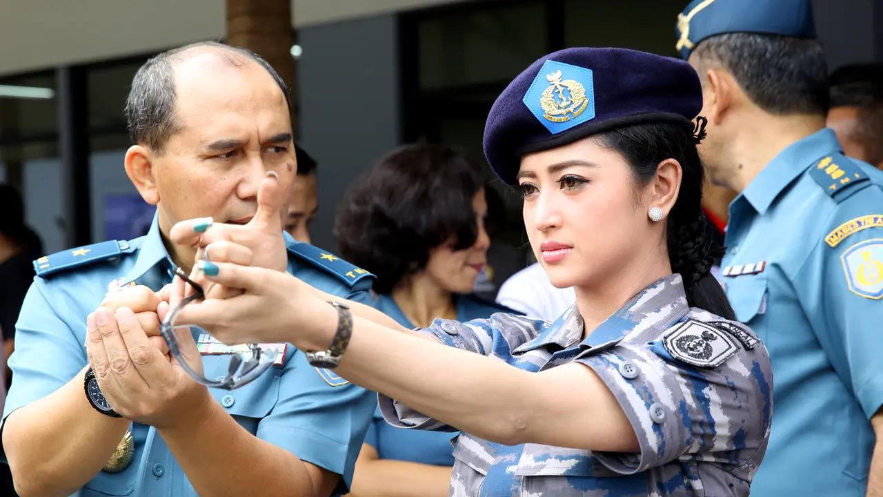 Dewi Perssik Marah Besar Hingga Balas Komentar Fans di Instagram