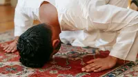 Tata Cara Sholat Tarawih Sendiri di Rumah: Dalil Kebolehan, Rakaat, dan Keutamaannya