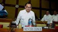 Menteri ESDM Sudirman Said mengikuti rapat kerja dengan Komisi VII DPR RI di Komplek Parlemen, Jakarta, Rabu (08/04/2015). Rapat tersebut diantaranya membahas kenaikan harga BBM, listrik, gas, serta pengelolaan blok Mahakam. (Liputan6.com/Andrian M Tunay)