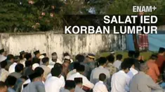 Korban lumpur lapindo lakukan salat Ied di pelataran masjid yang dahulu terkena semburan lumpur.