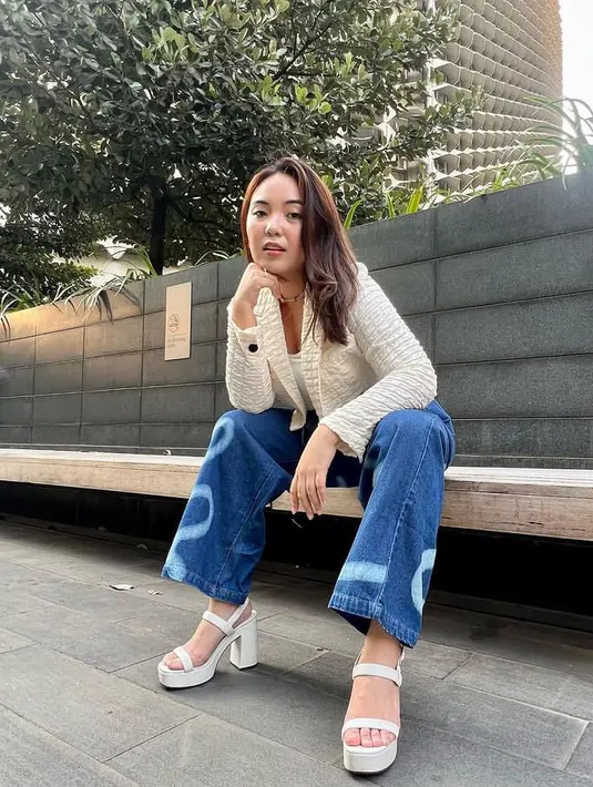 Angelica tampil mengenakan blazer putih yang serasi dengan inner dan heels strapnya. Dipadukan celana denim. [@angelicamanopo]