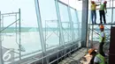 Sejumlah pekerja menyelesaikan pembangunan Tower Air Traffic Controller (ATC)‎ di Terminal 3 Ultimate, Tangerang, Rabu (13/7). Angkasa Pura II terus kebut pembangunan ATC dengan target penyelesaian tower 1 minggu mendatang. (Liputan6.com/Helmi Afandi)
