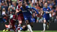 Gelandang West Ham United, James Ward-Prowse, bertarung dengan bomber Chelsea, Nicolas Jackson, dalam laga pekan ke-36 Premier League di Stamford Bridge, Minggu (5/5/2024). (HENRY NICHOLLS / AFP)