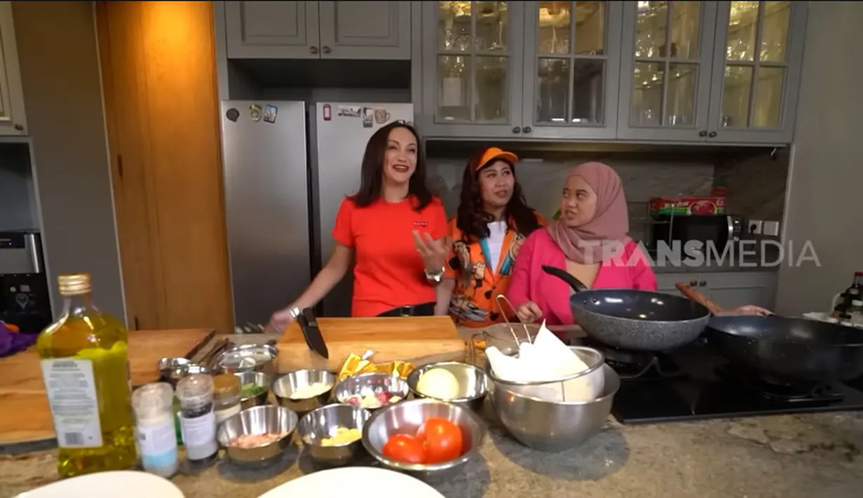 Setelah mundur dari dunia hiburan, Gladys Suwandhi juga kerap dipanggil untuk setting dekorasi pembukaan restoran hingga memasak untuk acara dinner. Dirumahnya yang sangat luas ini memiliki dua dapur (dapur kotor dan bersih). Selain itu, Gladys juga suka naik gunung. Beberapa potretnya kerap dibagikan di akun instagram dan kanal Youtubenya. [Youtube/TRANS7 OFFICIAL]