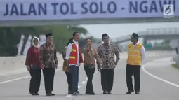 Presiden Joko Widodo didampingi Menteri BUMN Rini Soemarno (tengah) dan Wakil Gubernur Jawa Tengah Taj Yasin Maimoen (kedua kanan) saat peresmian ruas  Tol Sragen-Ngawi di kilometer 538 jalan tol Solo-Ngawi, Rabu (28/11). (Liputan6.com/Angga Yuniar)