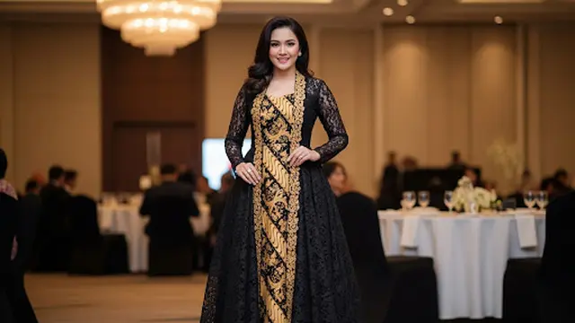Dress Brokat Full Body dengan Panel Batik Emas