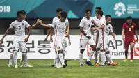 Para pemain Hongkong merayakan gol yang dicetak Cheng Hin Lung ke gawang Laos pada laga Grup A Asian Games XVIII di Stadion Patriot, Jawa Barat, Jumat (10/8/2018). (Bola.com/Vitalis Yogi Trisna)