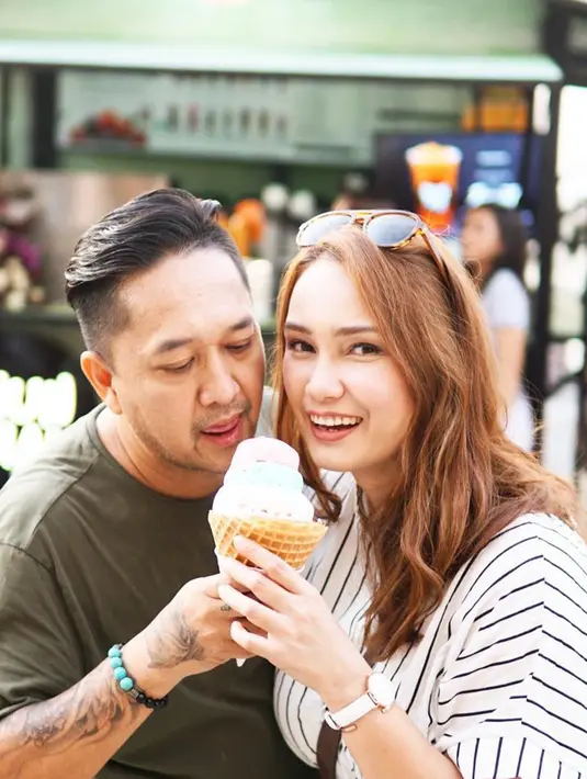 Artis senior Feby Febiola juga memilih Bali sebagai tempat tinggalnya. Bersama suaminya, Frankie Sihombing Feby dikabarkan membuka kafe di sana. (Liputan6.com/IG/febyfebiola_)
