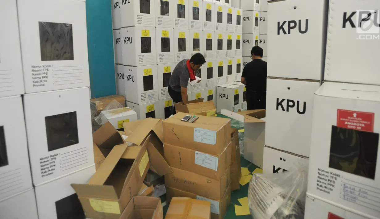 Pekerja memasukkan logistik ke kotak suara saat proses persiapan distribusi di Gedung Serba Guna Pondok Aren, Tangsel, Selasa (10/4). Logistik yang didistribusikan, meliputi kotak suara, surat suara, bantalan, alat coblos dan lembaran formulir pendukung yang diperlukan. (merdeka.com/Arie Basuki)