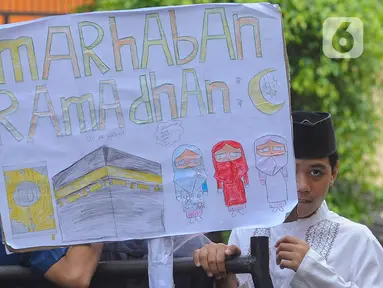 Murid SDI Al Hidayah mengikuti pawai tarhib Ramadan dengan mengendarai odong-odong di kawasan Cinere, Depok, Jumat (8/3/2024). (merdeka.com/Arie Basuki)
