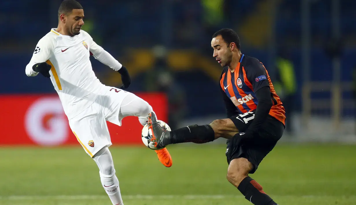 Aksi pemain Roma, Bruno Peres (kiri) saat berebut bolad dengan pemain Shakhtar, Ismaily pada laga 16 besar Liga Champions di Metalist Stadium, Kharkiv, Ukraina, (21/2/2018). Shaktar menang 2-1.  (AP/Efrem Lukatsky)
