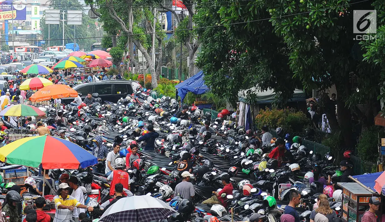 Sejumlah mobil terjebak kemacetan di kawasan Tanah Abang, Jakarta, Minggu (26/5/2019). Banyaknya masyarakat yang berbelanja di pasar tanah abang membuat arus lalu lintas di kawasan tersebut padat. (Liputan6.com/Angga Yuniar)