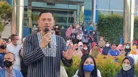 Ketua Umum Partai Demokrat Agus Harimurti Yudhoyono saat bertemu masyarakat Kota Cirebon dalam Safari Ramadhan. Foto (Liputan6.com / Panji Prayitno)