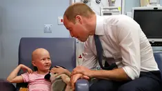 Pangeran William berbincang dengan anak pengidap kanker, Daisy Wood, saat mengunjungi rumah sakit Royal Marsden di London, Selasa (16/5). Dalam kunjungannya, Pangeran William menghibur sejumlah pasien anak pengidap kanker. (Kirsty Wigglesworth /POOL/AFP)