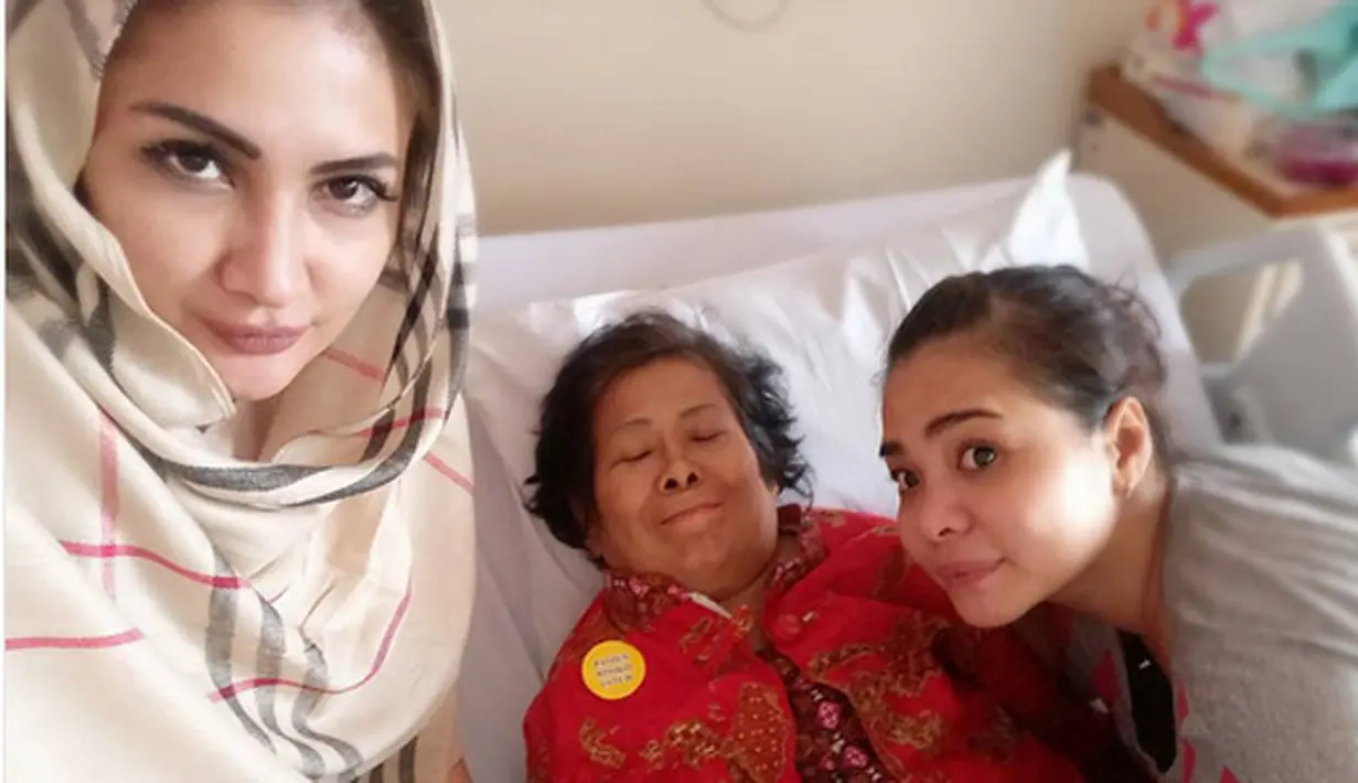 Air mata mengalir ketika mencertiakan kondisinya. Saat terakhir tak bisa menemani. "Tungguin aku ya. Karena mama suka gini, pas kritis, dia suka panik, kesel sendiri gara-gara sakitnya," lanjutnya.  (Instagram/natalie_sarahs)