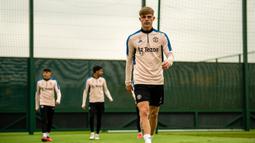 Bek kiri Manchester United, Brandon Williams saat sesi latihan di pusat latihan Carrington, Manchester, Senin (17/4/2023) sebagai persiapan jelang laga leg kedua Liga Europa 2022/2023 menghadapi Sevilla. (twitter.com/ManUtd)