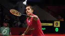 Juara dunia 2014 Carolina Marin (Spanyol) mengembalikan bola kearah pebulutangkis Malaysia, Tee Jing Yi di Total BWF Championships 2015 di Jakarta, Selasa (11/8/2015). Carolina Marin unggul 19-21, 21-14, 21-13. (Liputan6.com/Helmi Fithriansyah)