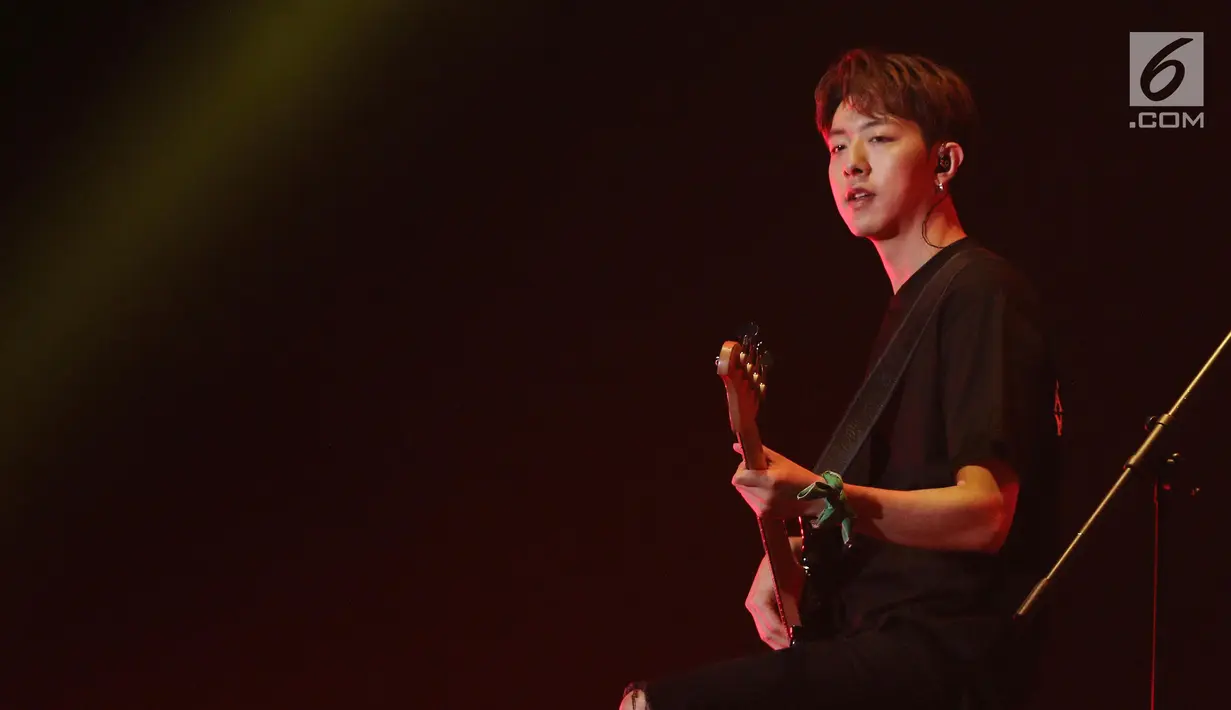Gitaris grup pop rock asal Korea Selatan, CNBLUE Lee Jong Hyun saat konser bertajuk Between Us di Indonesia Convention Exhibition (ICE) BSD, Tangerang Selatan, Sabtu (15/7). (Liputan6.com/Herman Zakharia)