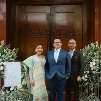 Anak Hotman Paris, Fritz Hutapea baru saja meresmikan pertunangannya dengan sang kekasih, Chen Giovani. Di acara ini, seluruh keluarga Hotman Paris terlihat kompak, termasuk ketiga anaknya yang berprofesi sebagai pengacara. [Foto: Instagram]