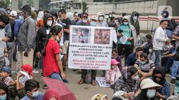 Pengungsi Afghanistan melakukan unjuk rasa di depan Kantor UNHCR, Jakarta, Kamis (31/3/2022). Pengungsi Afghanistan memprotes ketidakpedulian UNHCR dan meminta pejabat terkait meninjau kembali kasus migrasi serta pemukiman kembali mereka. (Liputan6.com/Faizal Fanani)