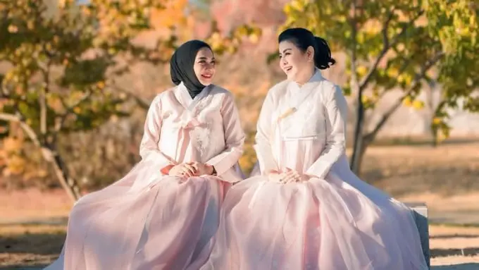 Potret Cantik Mami Rieta Amilia dan Desiree Tarigan Pakai Handbok di Korea, Bestie Awet Muda. (instagram/mamitoko, instagram/rieta_amilia)