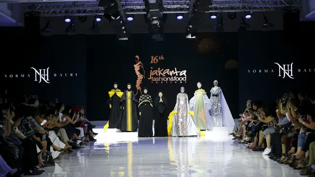 Karya desainer dengan kain negeri