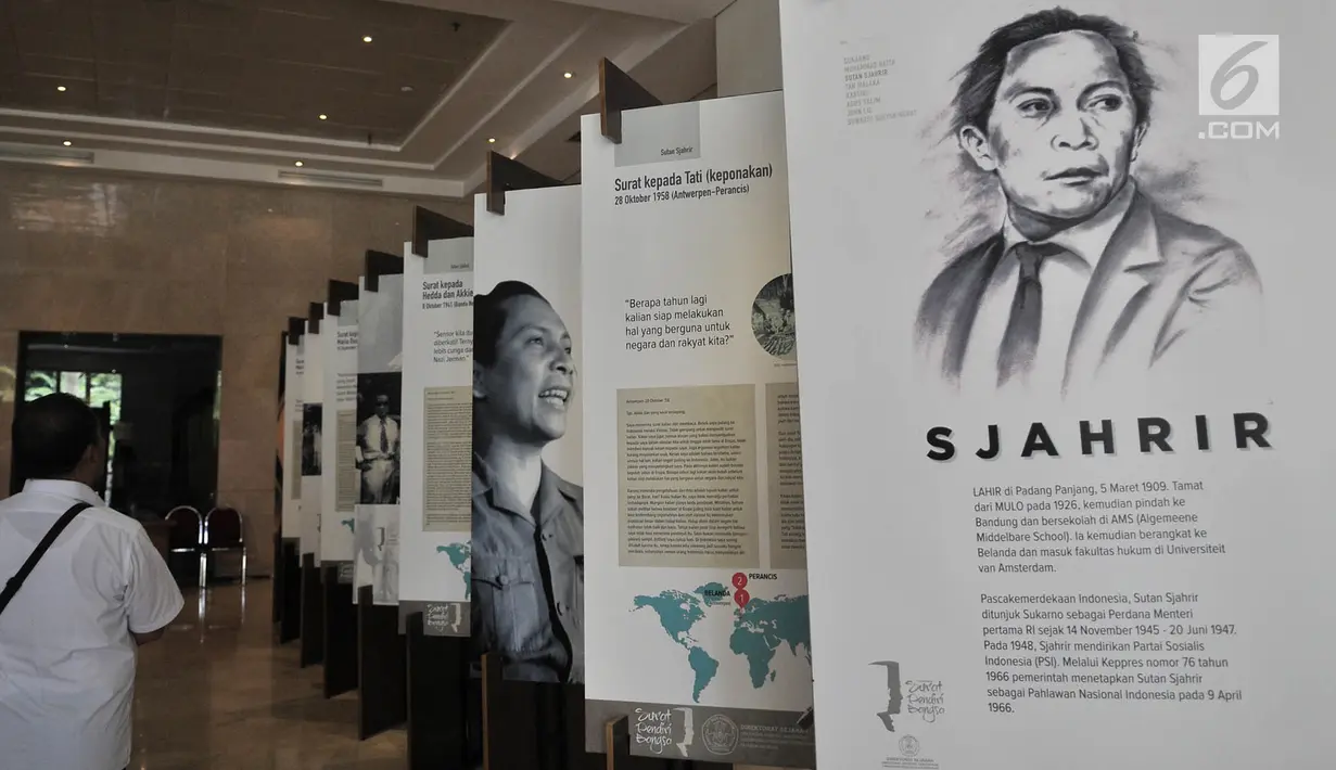 Pengunjung melihat Surat Pendiri Bangsa di Museum Nasional, Jakarta, Kamis (15/11). Surat yang dipamerkan dari Sukarno, Mohammad Hatta, Tan Malaka, Sutan Sjahrir, RA Kartini, John Lie, Ki Hajar Dewantara, dan KH Agus Salim. (Merdeka.com/Iqbal Nugroho)