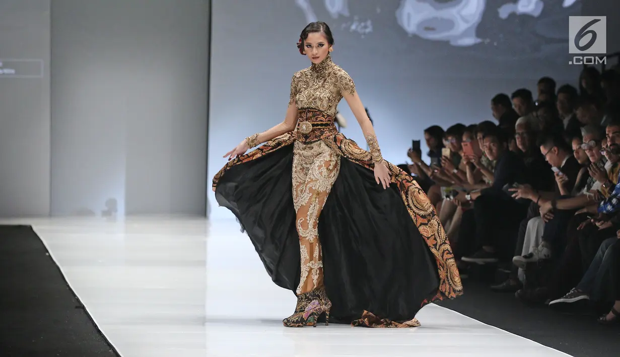 Model berjalan diatas catwalk membawakan rancangan Anne Avantie saat pembukaan Jakarta Fashion Week 2018 di Senayan City, Jakarta, Sabtu (21/10). (Liputan6.com/Herman Zakharia)