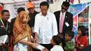 Iriana Jokowi memberikan hadiah kepada anak-anak pengungsian Rahkhine State di Kamp Jamtoli, Sub Distrik Ukhiya, Distrik Cox's Bazar, Bangladesh, Minggu (28/1). (Liputan6.com/Pool/Rusman Biro Pers Setpres)