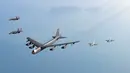 Sebuah pesawat Stratofortress B-52H Angkatan Udara Amerika Serikat (tengah) terbang dalam formasi dengan pesawat tempur KF-16 dan F-15K Angkatan Udara Korea Selatan di atas laut barat Semenanjung Korea saat latihan udara bersama di Korea Selatan, Senin (6/3/2023). Amerika Serikat dan Korea Selatan mengatakan latihan itu diperlukan untuk membela diri dan melawan ancaman yang meningkat dari program rudal balistik dan senjata nuklir Korea Utara. (South Korea Defense Ministry via AP)