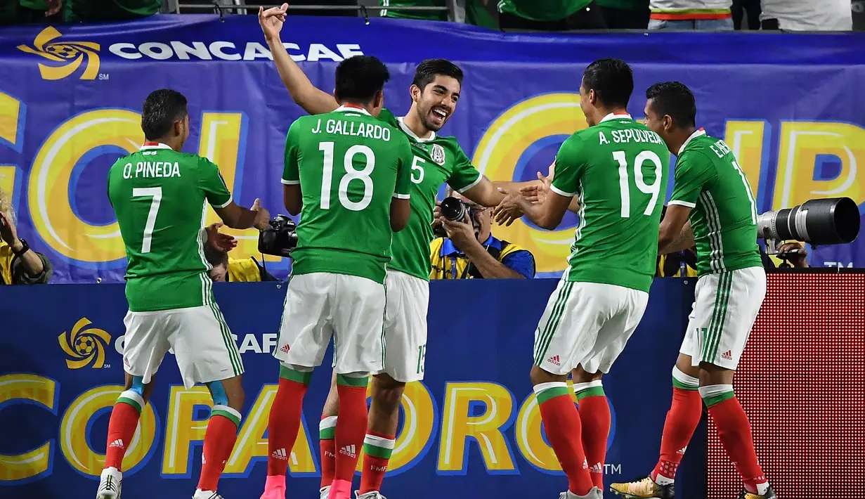 Meksiko menjadi salah satu negara di Benua Amerika yang lolos ke Piala Dunia 2018 setelah menjadi juara grup pada zona CONCACAF dengan meraih 21 poin dari 6 kali menang pada laga kualifikasi. (Norm Hall/Getty Images/AFP)