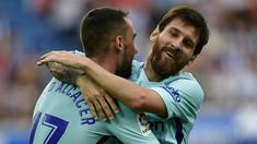 Striker Barcelona, Lionel Messi, bersama Alcacer, melakukan selebrasi usai mencetak gol ke gawang Alaves pada laga La Liga di Stadion Mendizorrotza, Sabtu (26/8/2017). Barcelona menang 2-0 atas Alaves. (AP/Alvaro Barrientos)