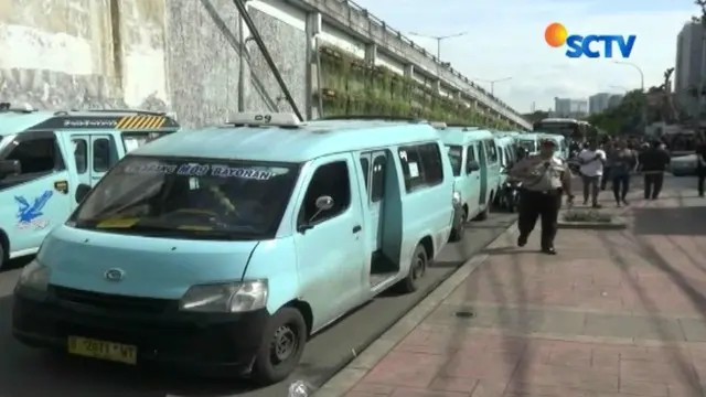 Aksi mogok sopir angkot ini membuat penumpang telantar dan kebingungan mencari moda transportasi lain.