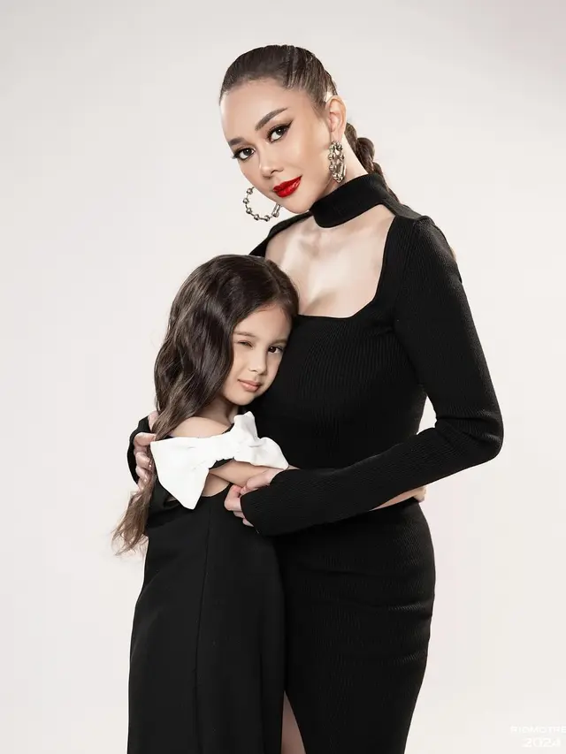 Aura Kasih dan anak (Instagram/aurakasih)