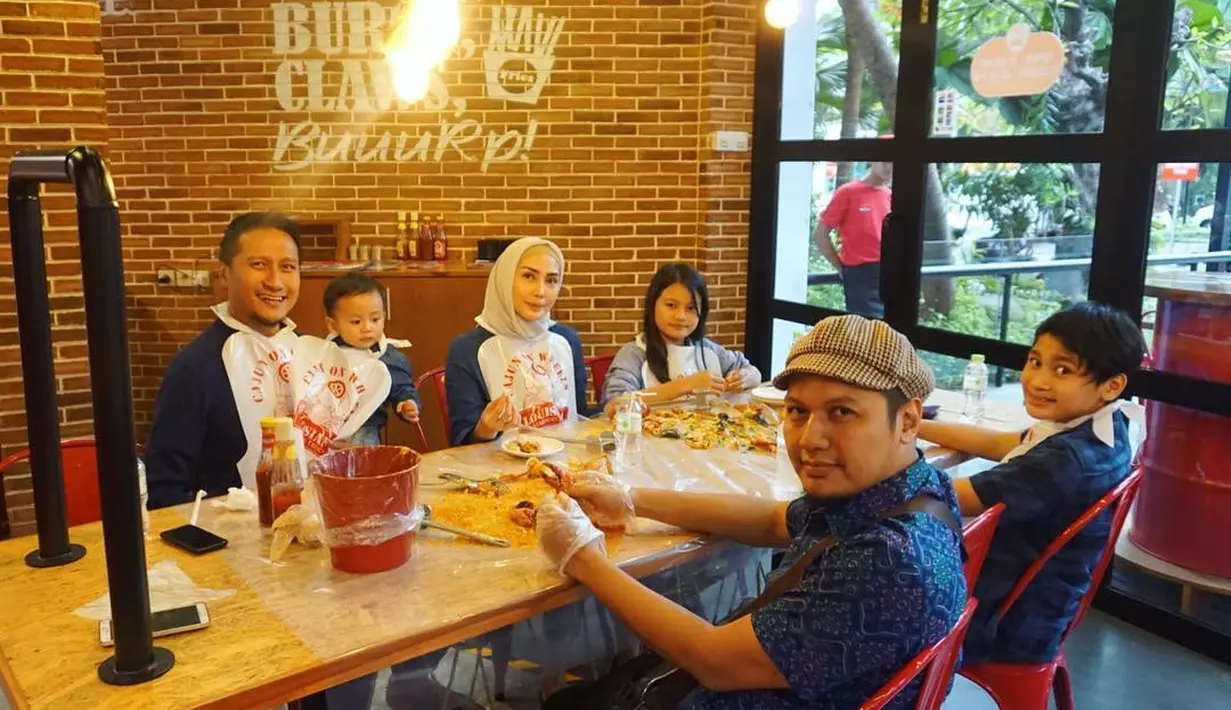 "Makanya mau nggak mau dia menaikkan trade-nya sedikit untuk meminimalisasi, jadi nggak semuanya diambil, dipilih-pilih yang penting penting saja," ujar suaminya Arie Untung. (Instagram/fenitarie)