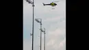 Sebuah helikopter saat membantu mengangkat pianis Jerman, Stefan Aaron untuk memainkan piano di atas 'karpet terbang', Rabu (23/7/14). (REUTERS/Lukas Barth) 