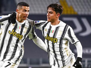 Striker Juventus, Cristiano Ronaldo, melakukan selebrasi bersama Paulo Dybala usai mencetak gol ke gawang Udinese pada laga Liga Italia di Stadion Allianz, Turin, Minggu (3/1/2021). Juventus menang dengan skor 4-1. (Marco Alpozzi/LaPresse via AP)
