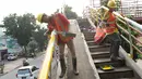 Pekerja mengecat jembatan penyeberangan orang (JPO) di kawasan Cipayung, Jakarta Timur, Rabu (30/5). Pengecatan dilakukan untuk merawat JPO agar tidak kusam dan lebih nyaman digunakan oleh pejalan kaki. (Liputan6.com/Immanuel Antonius)