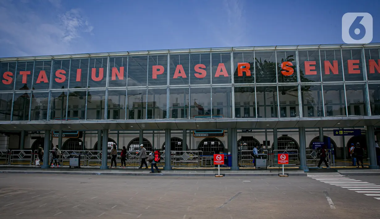 Suasana di luar Stasiun Pasar Senen di Jakarta, Senin (22/2/2021). Pada Stasiun Pasar Senen tujuh kereta api akibat perawatan pada sejumlah lintasan rel kereta api yang terendam banjir. (Liputan6.com/Faizal Fanani)