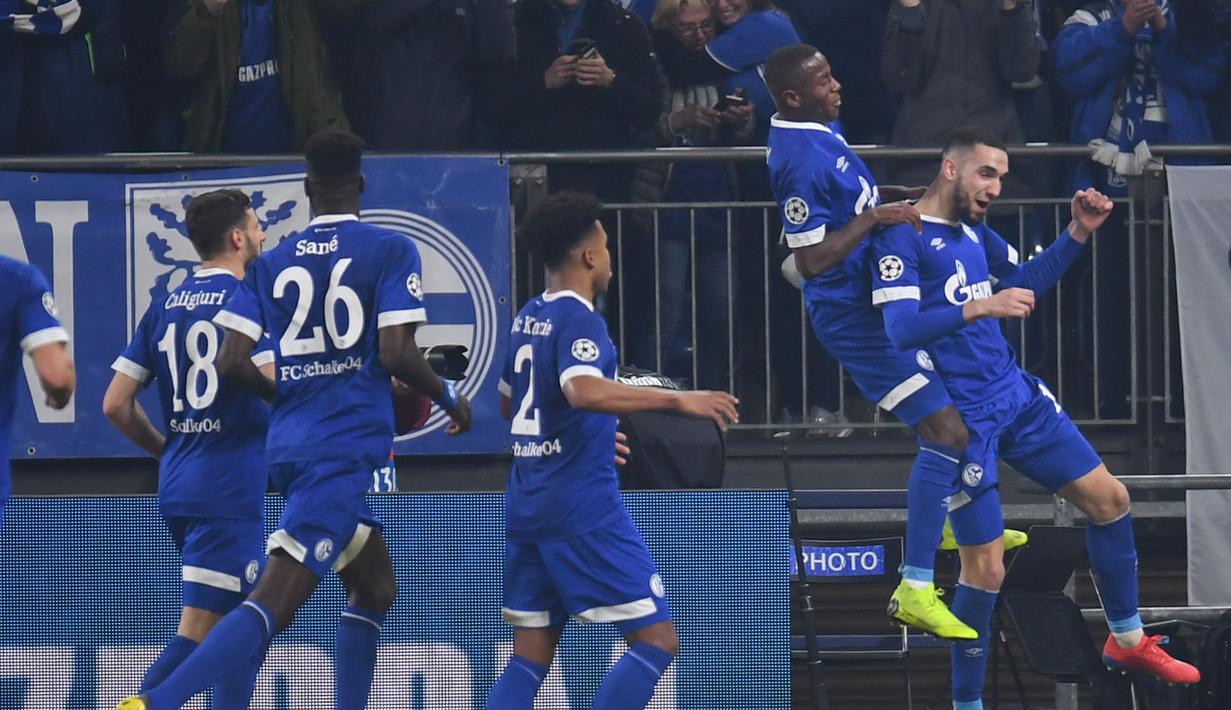 Selebrasi para pemain Schalke atas gol dari Nabil Benteleb pada leg 1, 16 besar Liga Champions 2018/19 yang berlangsung di stadion Veltins-Arena, Gelsenkirchen, Kamis (21/2). Man City menang 3-2 atas Schalke. (AFP/Odd Andersen)