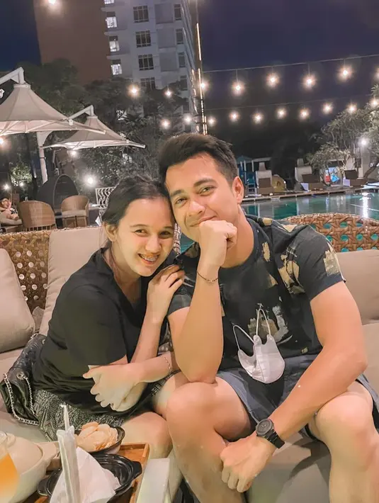 Meski sempat tak mendapatkan restu, keduanya bisa menunjukkan membangun rumah tangga dengan harmonis. Rumah tangga keduanya juga jauh dari gosip  miring. Kebahagiaan Eza dan Eca makin lengkap dengan kehadiran tiga anak. [Instagram/ma_coritha]